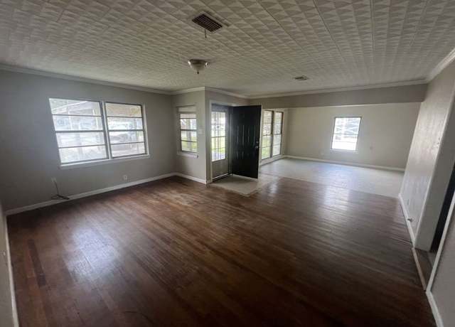 Property at 401 Farrer St, Angleton, TX 77515, 3 beds, 1 bath