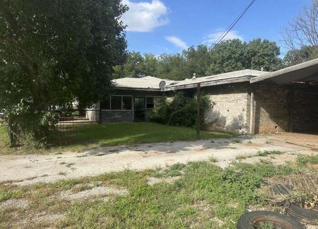 Property at 300 E Ida Ave, Electra, TX 76360, 5 beds, 3 baths