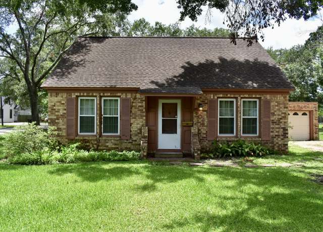 Property at 801 Erin St, El Campo, TX 77437, 2 beds, 1 bath