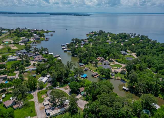 Property at 333 Lakeshore Dr, Onalaska, TX 77360, 3 beds, 3 baths