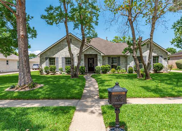 Property at 811 Hackberry Ln, Friendswood, TX 77546, 3 beds, 2 baths
