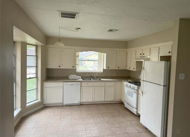 Property at 4907 Redfish Reef Dr, Bacliff, TX 77518, 3 beds, 1.5 baths
