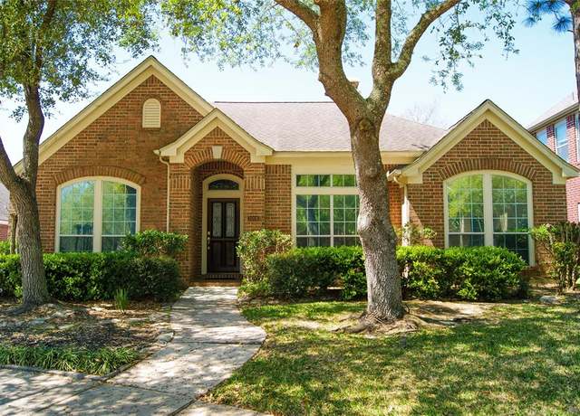 Property at 3006 Autumn Hills Ct, Friendswood, TX 77546, 3 beds, 2 baths
