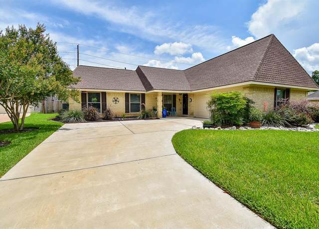 Property at 2931 Pasture Ln, Sugar Land, TX 77479, 4 beds, 2 baths