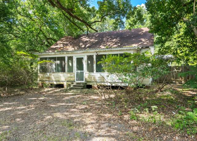 Property at 1603 S Oak St, La Marque, TX 77568, 3 beds, 1 bath