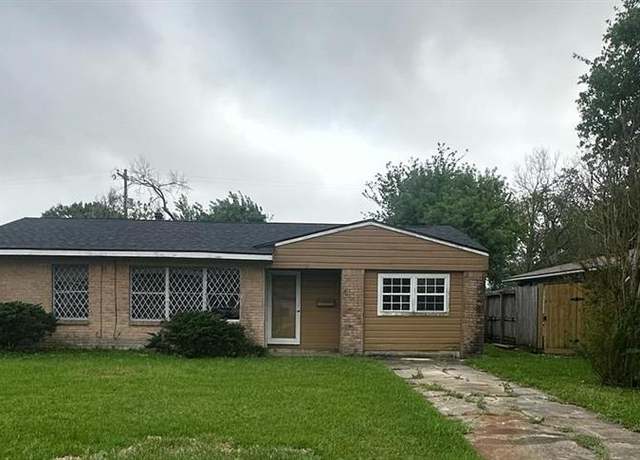 Property at 2001 15th Ave N, Texas City, TX 77590, 4 beds, 2 baths