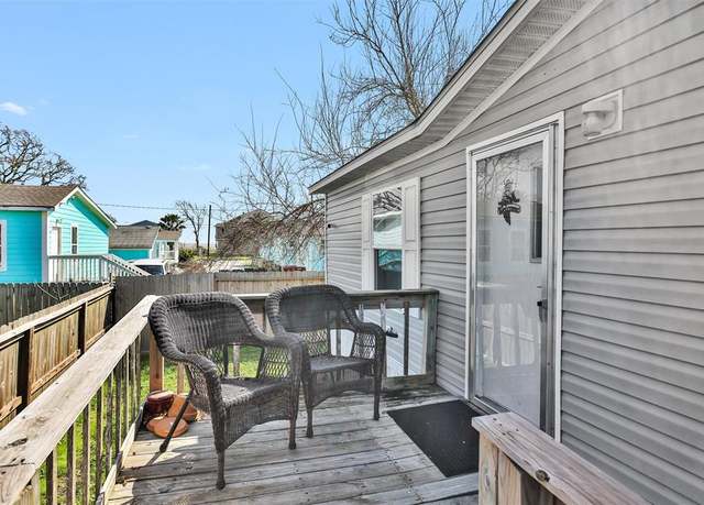 Property at 725 5th St, Dickinson, TX 77539, 3 beds, 2 baths
