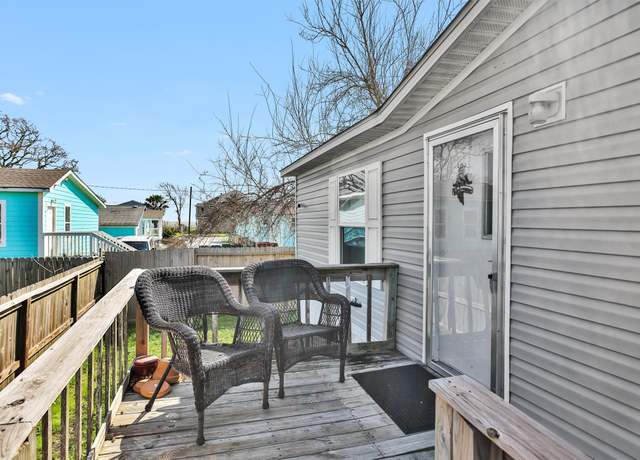 Property at 725 5th St, Dickinson, TX 77539, 3 beds, 2 baths