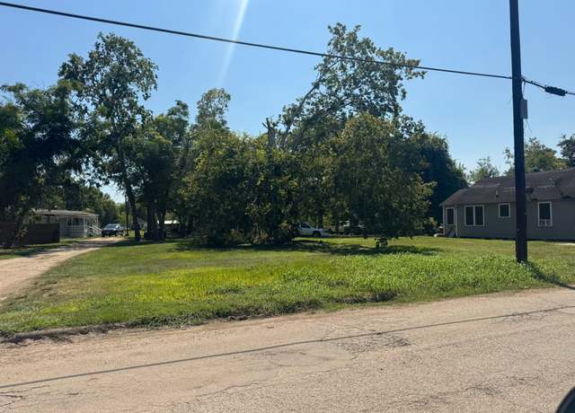 Property at 915 W Milam St, Wharton, TX 77488