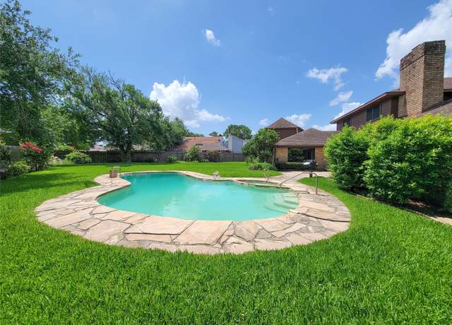 Property at 3 Thunderbird Cir, Baytown, TX 77521, 5 beds, 4.5 baths