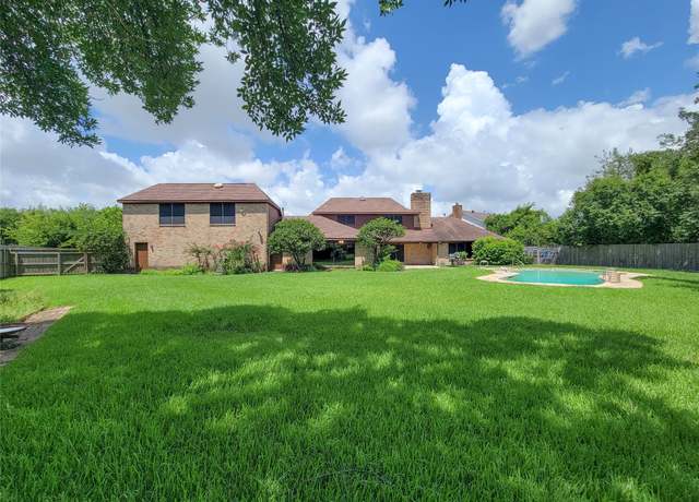 Property at 3 Thunderbird Cir, Baytown, TX 77521, 5 beds, 4.5 baths