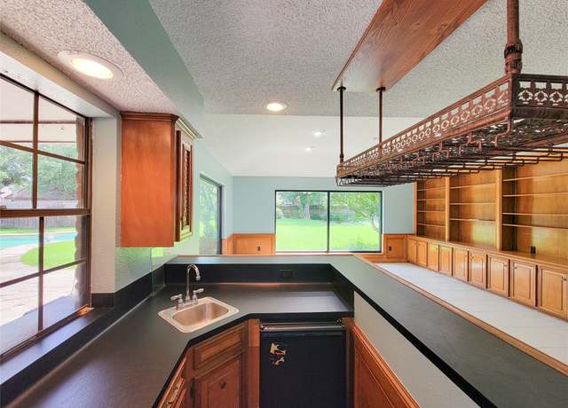 Property at 3 Thunderbird Cir, Baytown, TX 77521, 5 beds, 4.5 baths