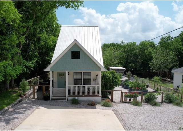 Property at 303 Hampshire Dr, Brenham, TX 77833, 3 beds, 2 baths