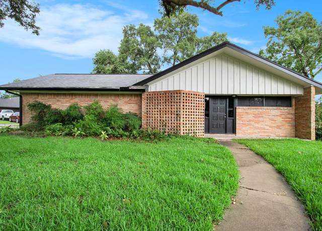 Property at 1742 Glenview Dr, Alvin, TX 77511, 3 beds, 2 baths