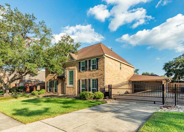 Property at 2119 Country Club Dr, Pearland, TX 77581, 4 beds, 2.5 baths