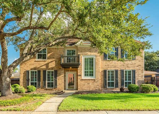 Property at 2119 Country Club Dr, Pearland, TX 77581, 4 beds, 2.5 baths