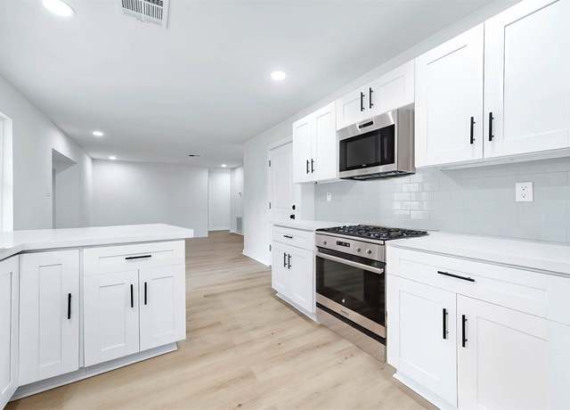 Property at 10031 Valley Park Dr, Houston, TX 77078, 3 beds, 2 baths