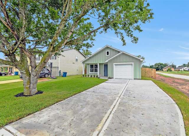 Property at 405 3rd St, Hempstead, TX 77445, 3 beds, 2 baths