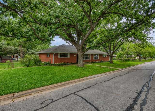 Property at 1302 Woodson Ln, Brenham, TX 77833, 3 beds, 2 baths