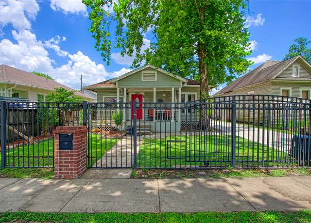 Property at 1020 Cortlandt St, Houston, TX 77008, 3 beds, 2 baths