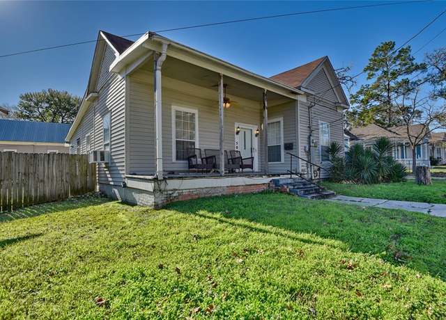 Property at 504 E Academy St, Brenham, TX 77833, 6 beds, 2 baths