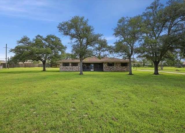 Property at 200 Pinata Dr, Lumberton, TX 77657, 3 beds, 2 baths
