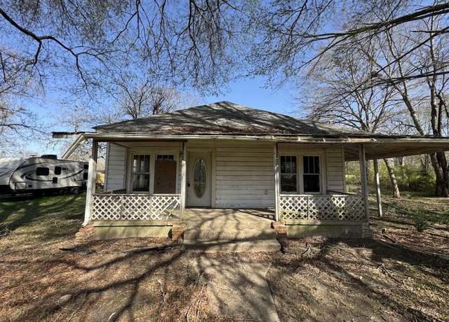 Property at 332 Houston St, Maud, TX 75567, 4 beds, 2 baths