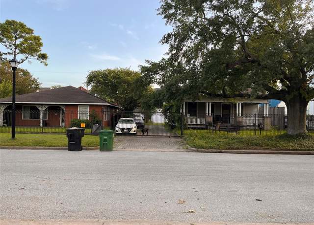 Property at 735 E 8th 1/2 St, Houston, TX 77007, 5 beds, 3 baths