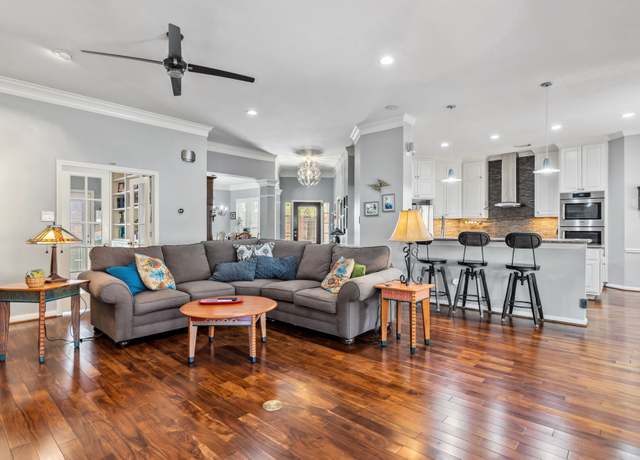 Property at 13923 Carriage Walk Ln, Houston, TX 77077, 3 beds, 2.5 baths