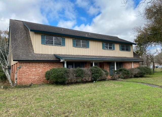 Property at 301 E Church St, El Campo, TX 77437, 5 beds, 4 baths