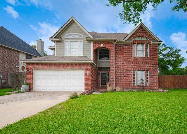 Property at 915 Highland Woods Dr, Highlands, TX 77562, 4 beds, 2.5 baths