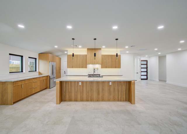 Property at 1423 Mapleton Dr, Houston, TX 77043, 3 beds, 2.5 baths