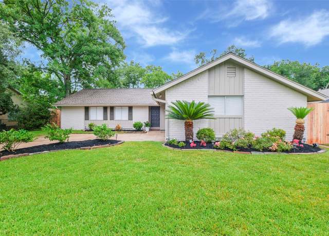 Property at 4511 Ravine Dr, Friendswood, TX 77546, 3 beds, 2 baths