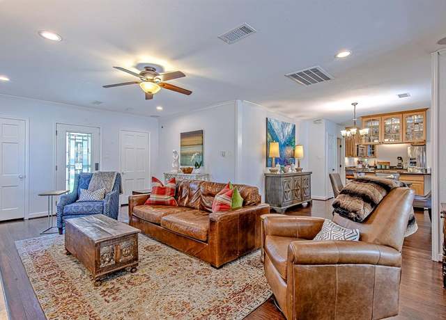 Property at 520 W 30th St, Houston, TX 77018, 3 beds, 2 baths