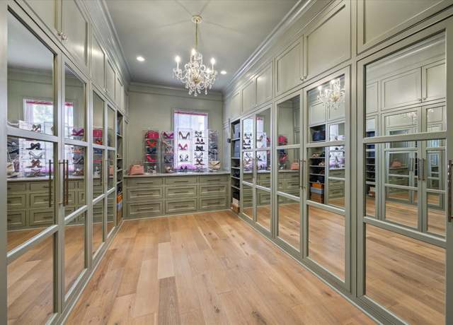 Property at 121 Memorial Parkview Dr, Houston, TX 77024, 3 beds, 4 baths