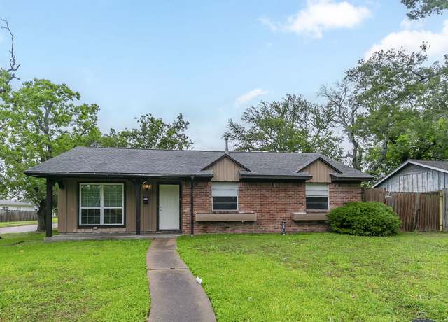 Property at 7150 Edgemoor Dr, Houston, TX 77074, 3 beds, 2 baths
