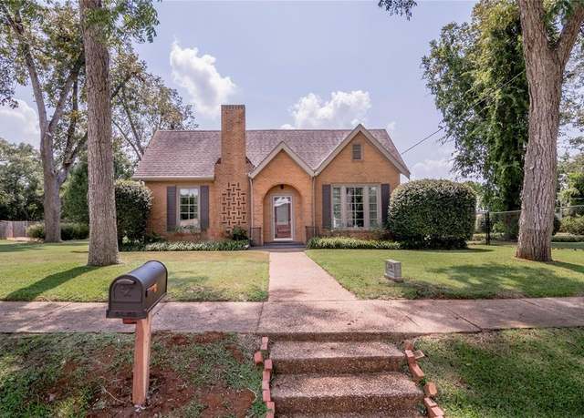 Property at 208 E Livingston St, San Augustine, TX 75972, 5 beds, 1.5 baths