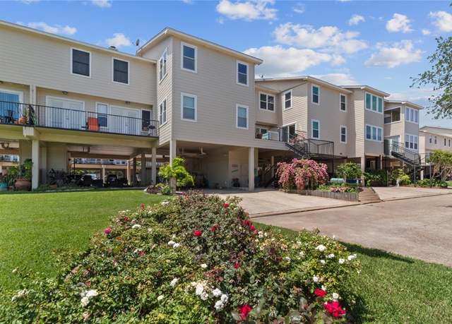Property at 1905 Glencove Dr, Seabrook, TX 77586, 2 beds, 2.5 baths