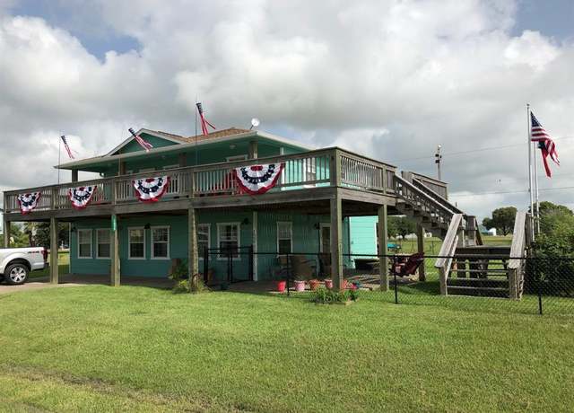 Property at 1039 Bayview Dr, Palacios, TX 77465, 3 beds, 2 baths