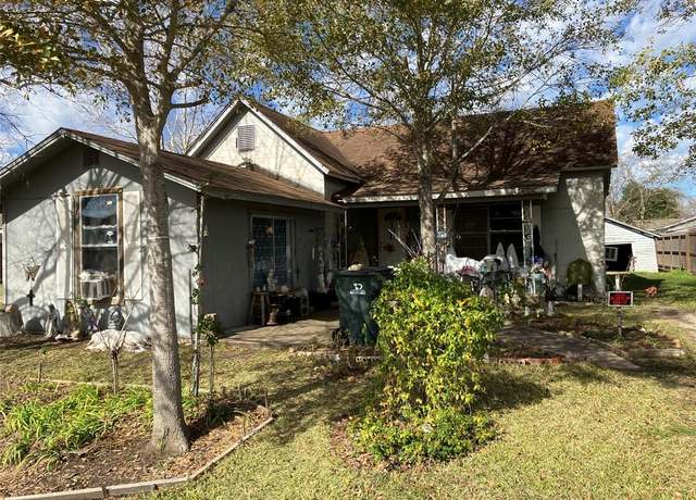 Property at 820 Empire St, El Campo, TX 77437, 3 beds, 1.5 baths