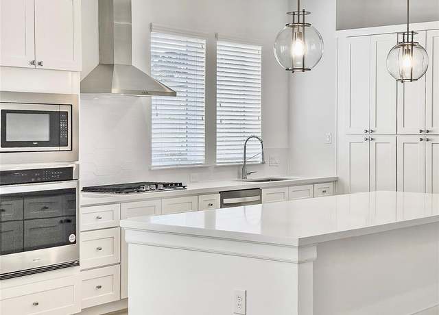 Property at 7705 Westside Villas Ln, Houston, TX 77055, 3 beds, 3.5 baths