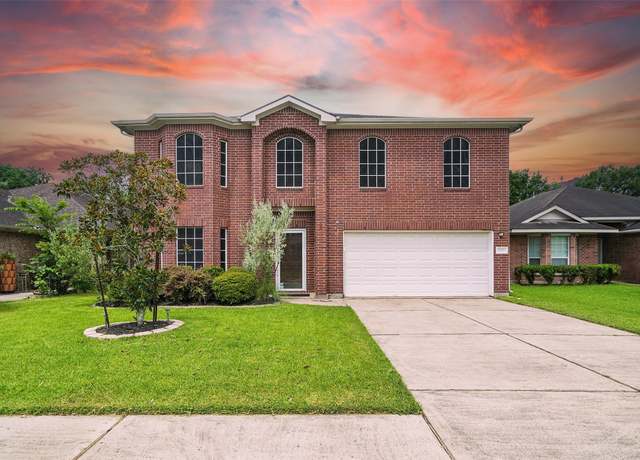 Property at 1016 Jefferson St, Alvin, TX 77511, 4 beds, 2.5 baths