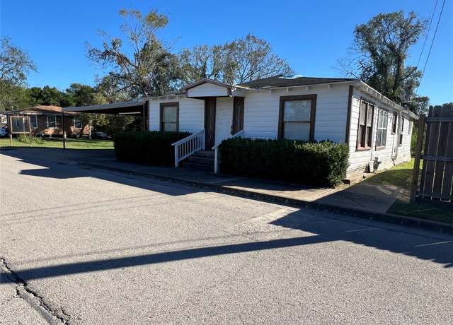 Property at 651 W Meyer St, Bellville, TX 77418, 3 beds, 0.5 baths