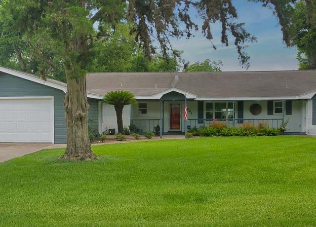 Property at 201 Southern Oaks Dr, Lake Jackson, TX 77566, 4 beds, 2.5 baths