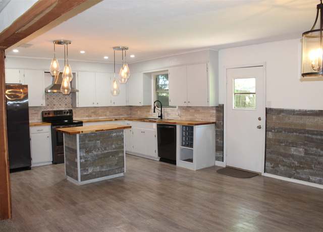 Property at 1314 Hooks St, Crockett, TX 75835, 3 beds, 2 baths