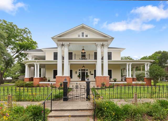 Property at 401 N Walnut Ave, Eagle Lake, TX 77434, 5 beds, 2.5 baths