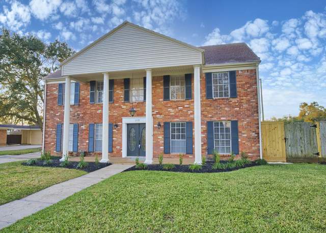 Property at 102 Rose Trl, Lake Jackson, TX 77566, 4 beds, 2.5 baths