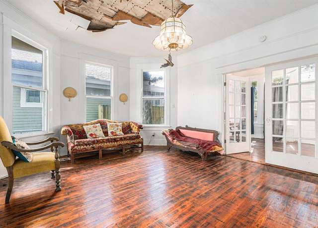 Property at 3111 Avenue R, Galveston, TX 77550, 3 beds, 2.5 baths