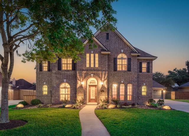 Property at 106 Arrowhead Dr, Lake Jackson, TX 77566, 5 beds, 3.5 baths