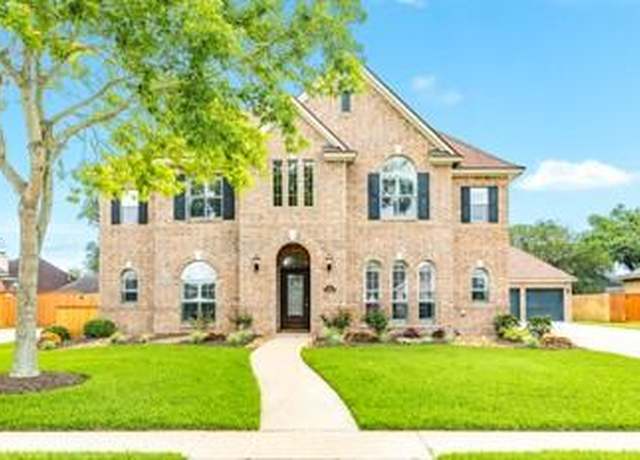 Property at 106 Arrowhead Dr, Lake Jackson, TX 77566, 5 beds, 3.5 baths